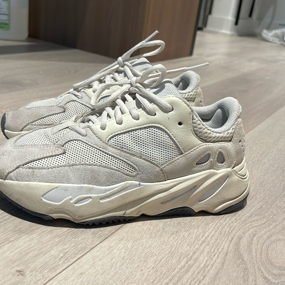 Yeezy 700 bone sz 7 men or 8/8.5 women